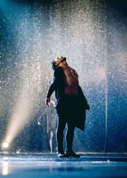 Шоу под дождем "Признание в любви"